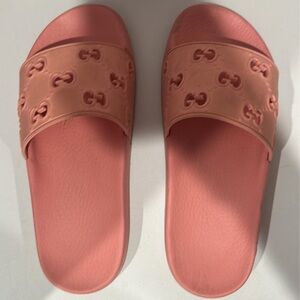 Gucci – Women’s GG Rubber Slide Sandals